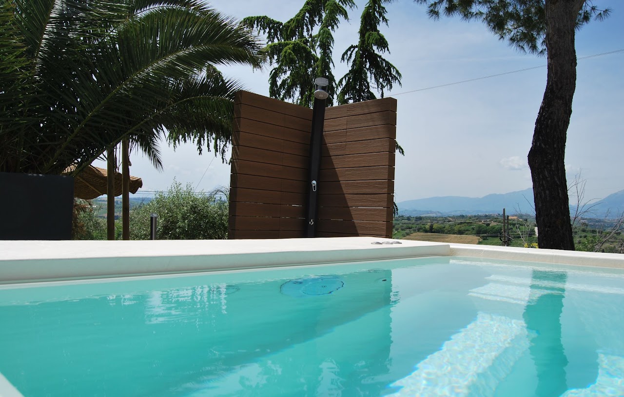 Piscina con idromassaggio nel giardino del B&B Luci della Collina a Tortoreto