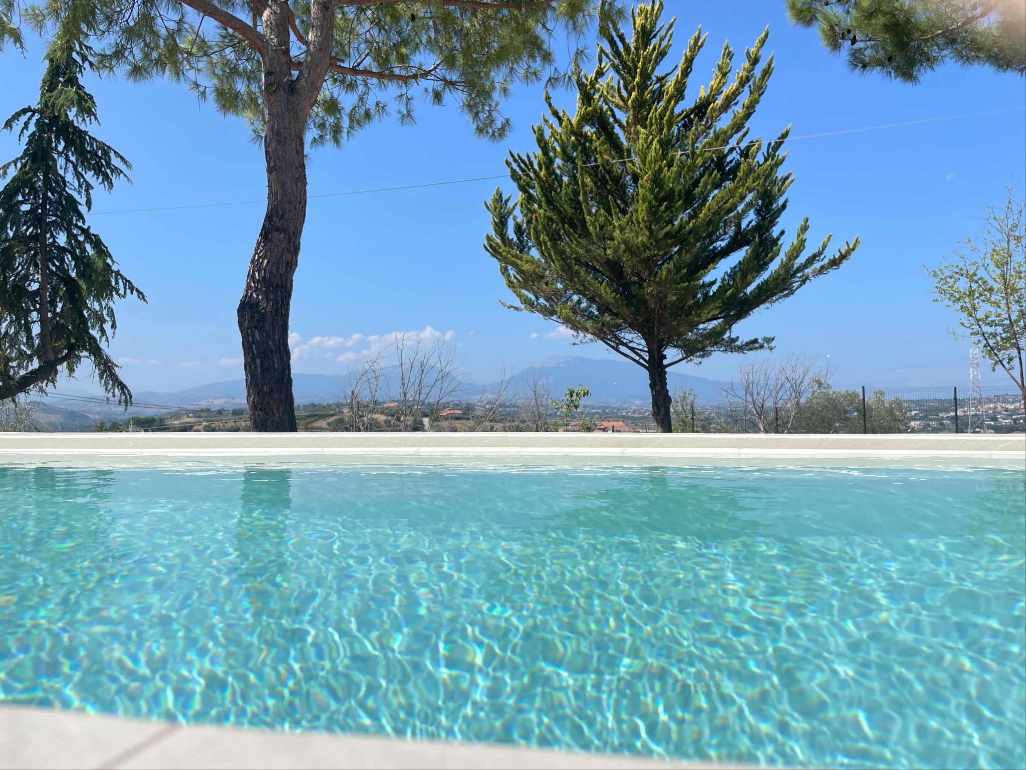 Zona giorno, piscina e spazi comuni del B&B Luci della Collina a Tortoreto