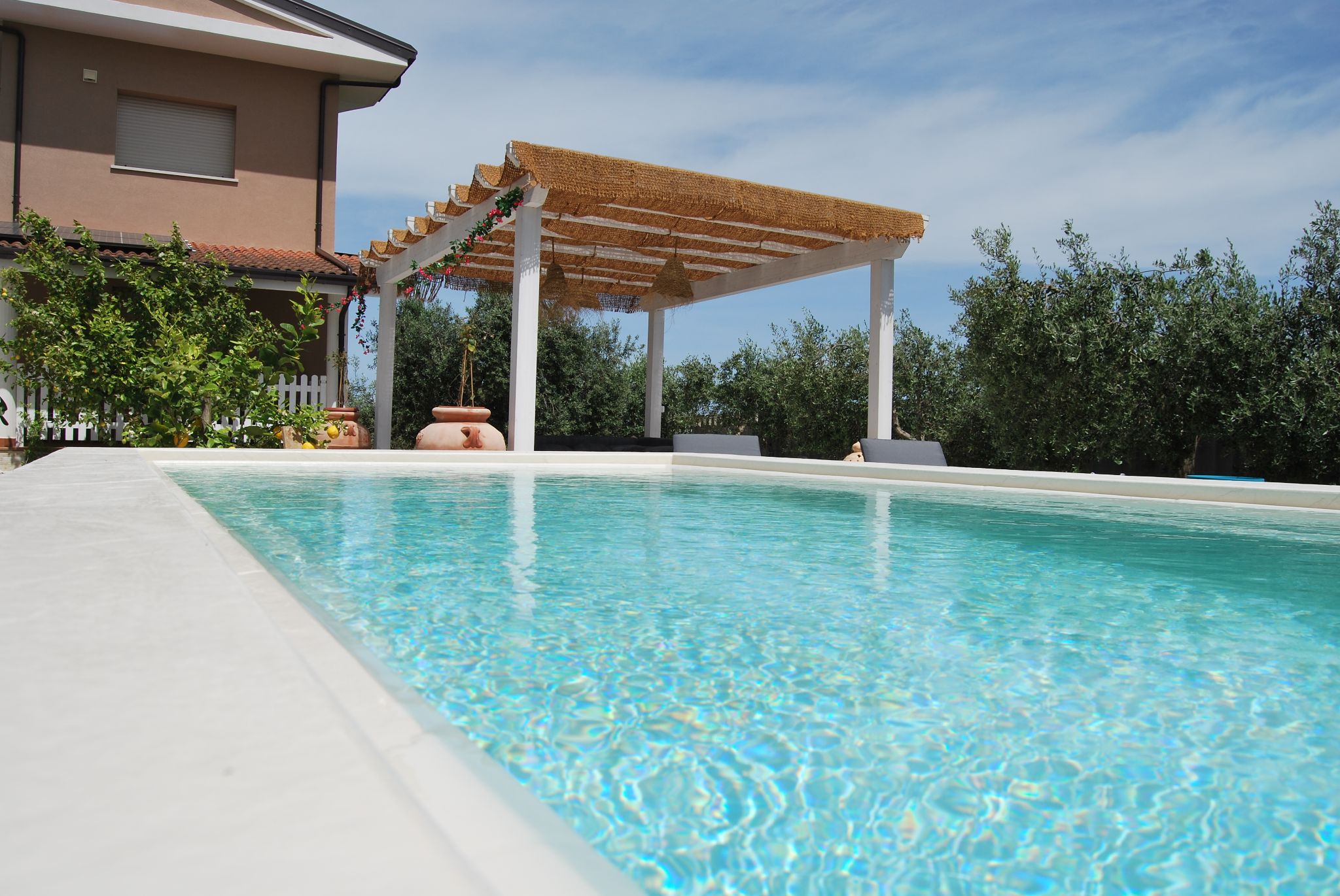 Zona giorno, piscina e spazi comuni del B&B Luci della Collina a Tortoreto