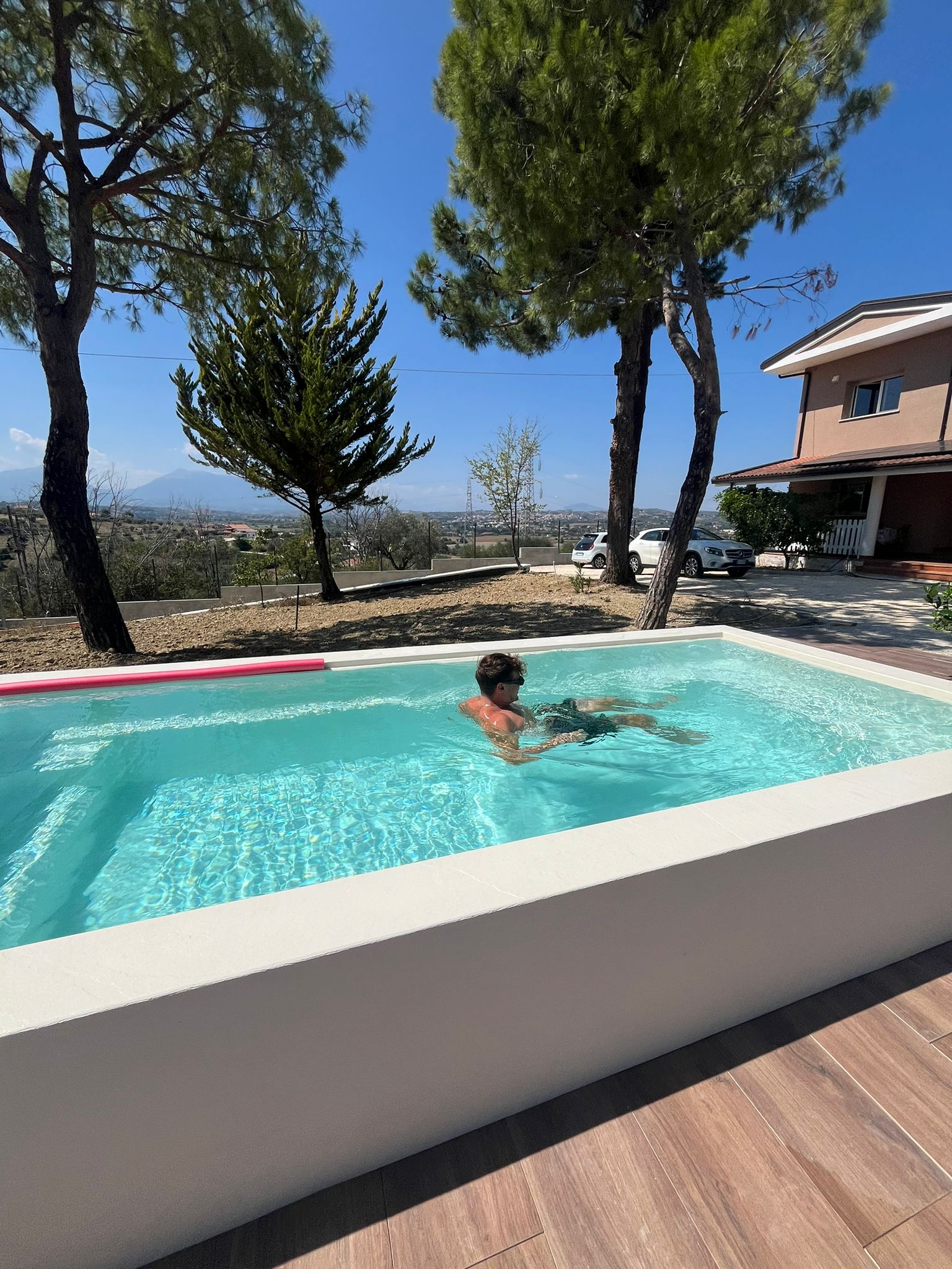 Zona giorno, piscina e spazi comuni del B&B Luci della Collina a Tortoreto